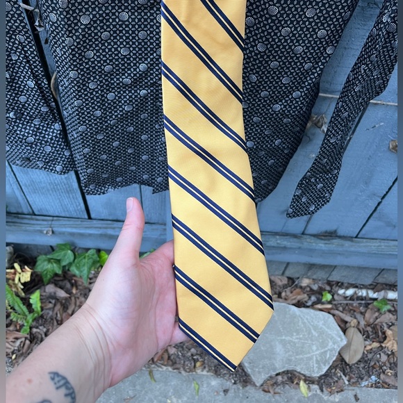 Roundtree & Yorke Stiped Silk Tie - Picture 3 of 3